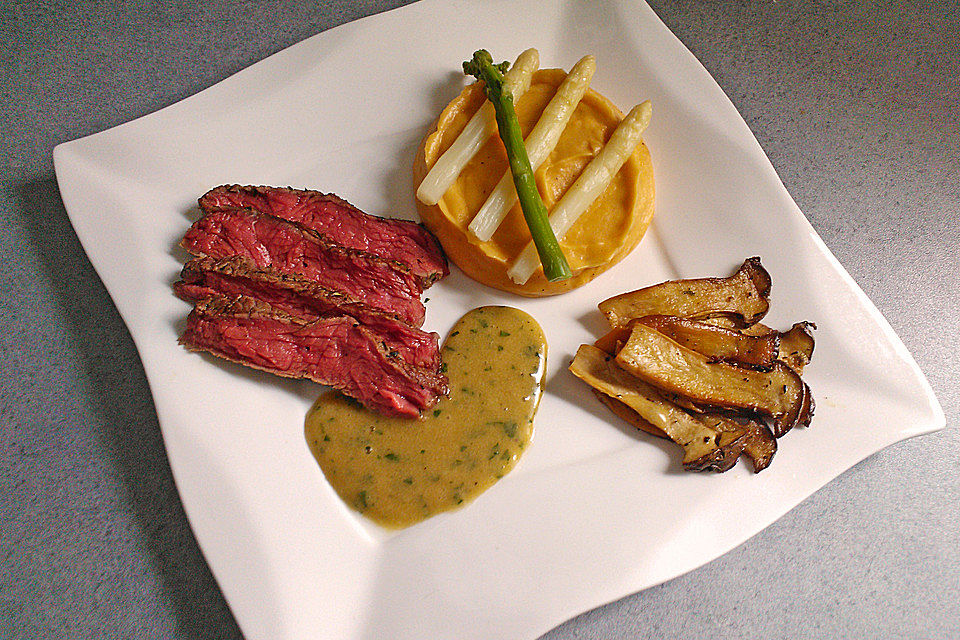 Rinderfilet mit Kräuterseitlingen, Kürbispüree und Weißweinsauce