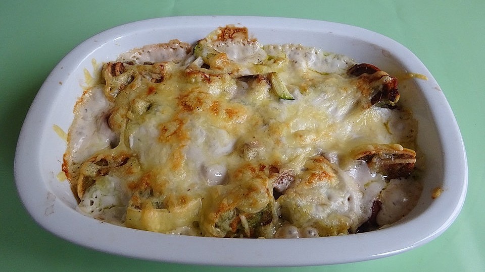 Zucchini-Maultaschen-Auflauf mit Pilzen und Zwiebeln