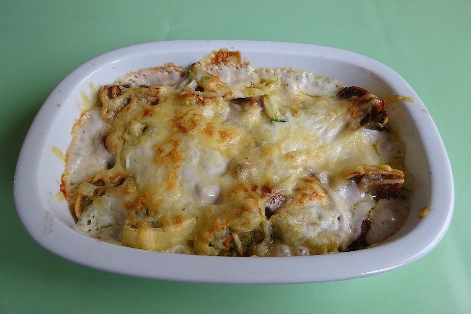 Zucchini-Maultaschen-Auflauf mit Pilzen und Zwiebeln