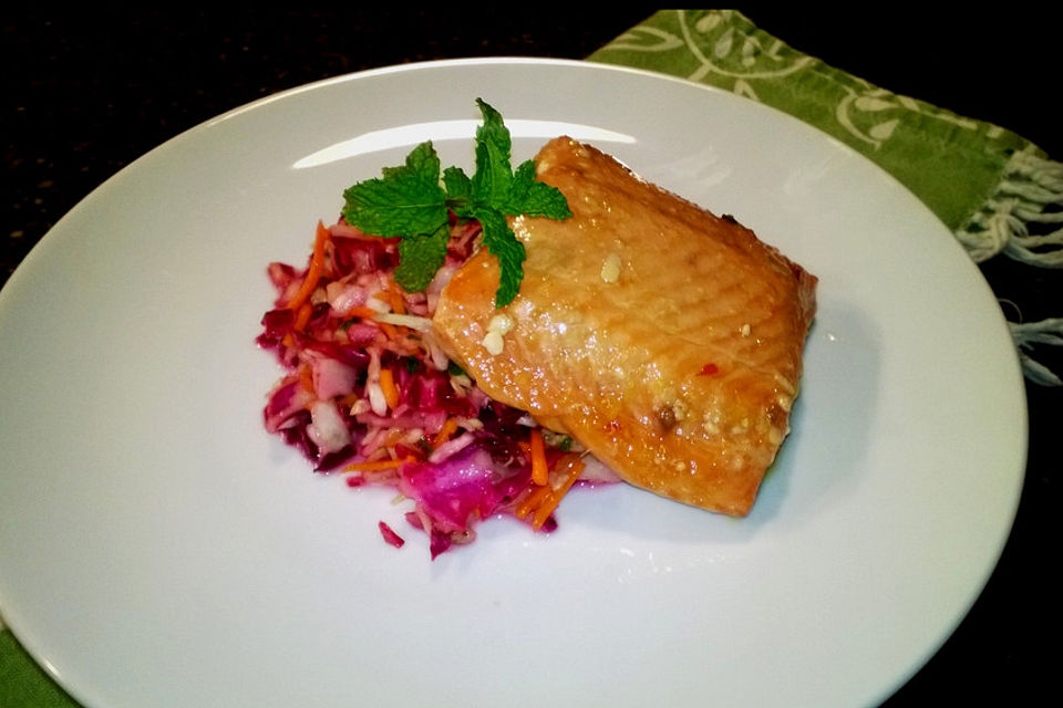 Asiatischer Krautsalat mit glasiertem Lachsfilet