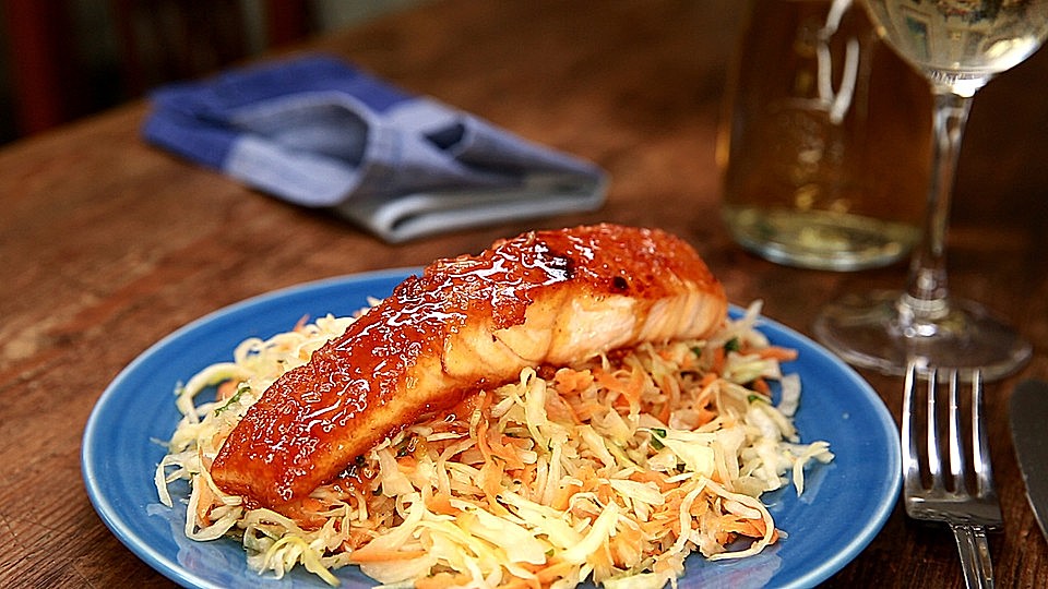 Asiatischer-Krautsalat-mit-glasiertem-Lachsfilet