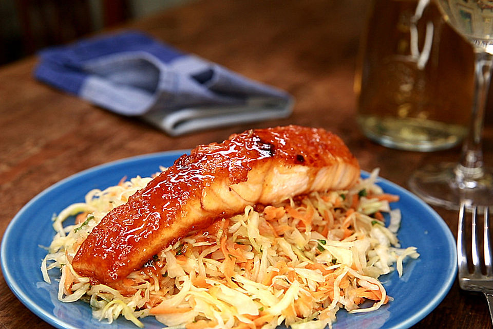 Asiatischer Krautsalat mit glasiertem Lachsfilet