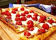 Blaetterteigpizza-mit-Ziegenkaese-Honig-und-Kirschtomaten