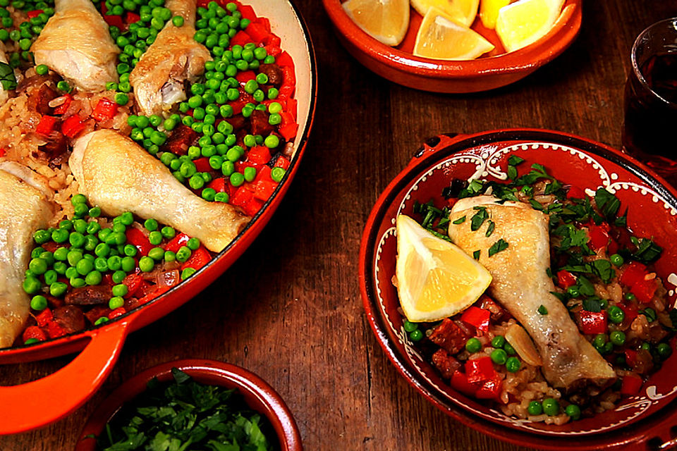 Einfache Paella mit Chorizo und Hähnchenkeulen