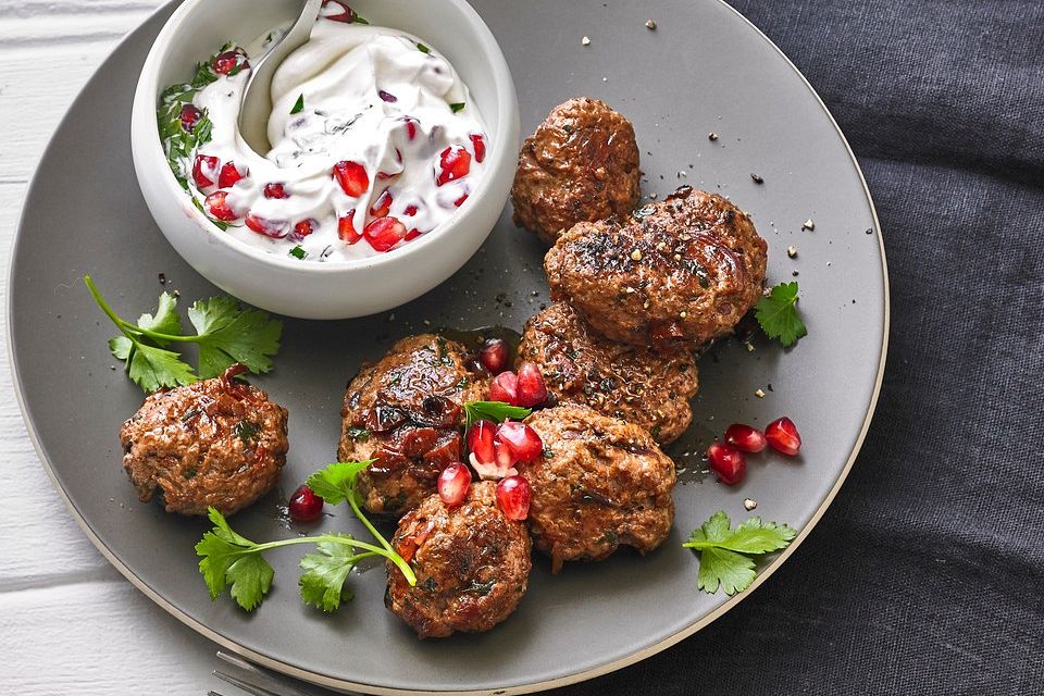 Hackfleischkebabs mit Minz-Granatapfel-Joghurt