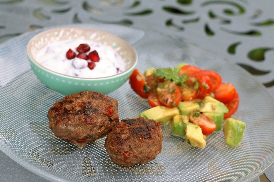 Hackfleischkebabs mit Minz-Granatapfel-Joghurt