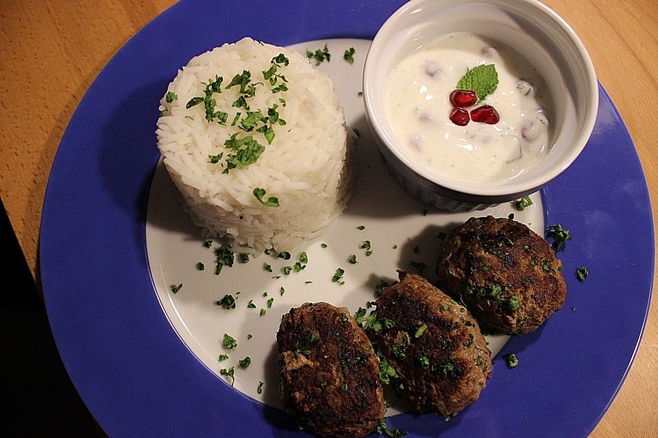 Hackfleischkebabs mit Minz-Granatapfel-Joghurt