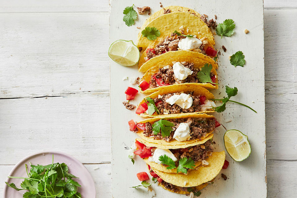 Mais-Tacos mit Kokos-Limettenreis und Hackfleisch