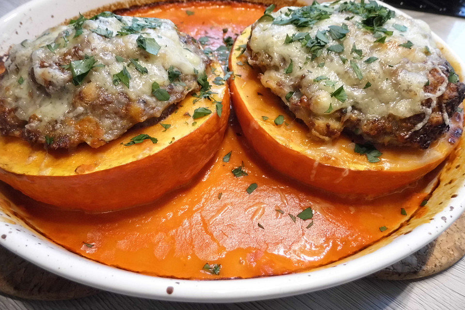 Gefüllter Kürbis mit Tomaten-Sahne-Soße