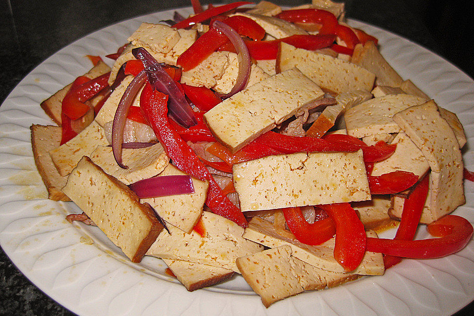 Gebratener Tofu mit Paprika im Wok