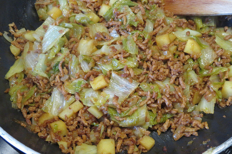 Chinesische Hack - Eisbergsalat Pfanne