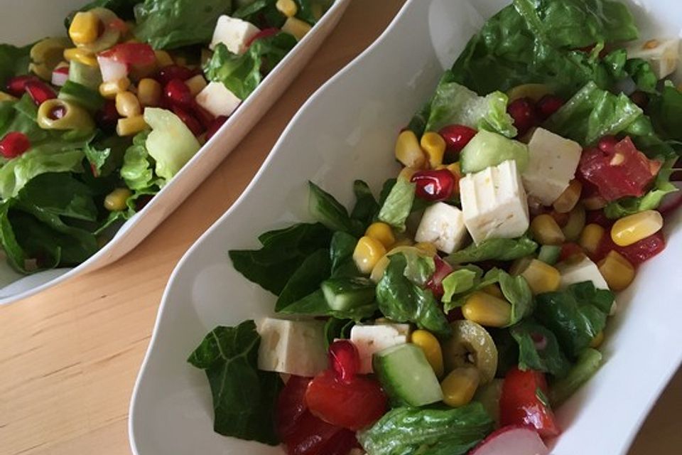 Salat mit Granatapfel, Mais und Feta