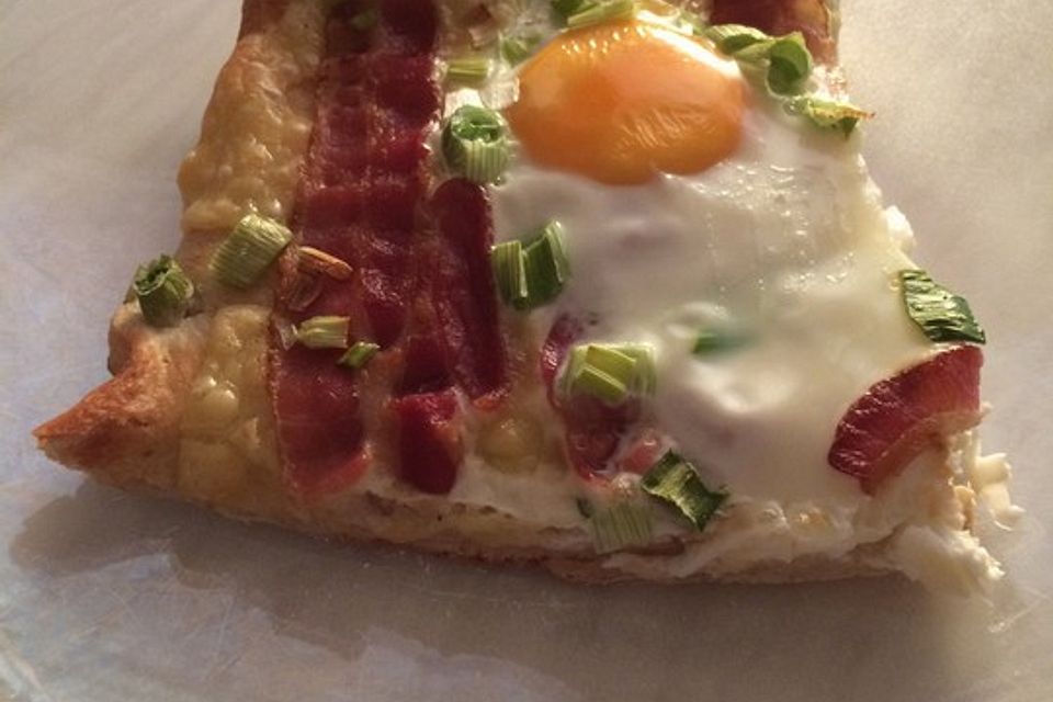 Frühstückspizza mit Bacon und Ei