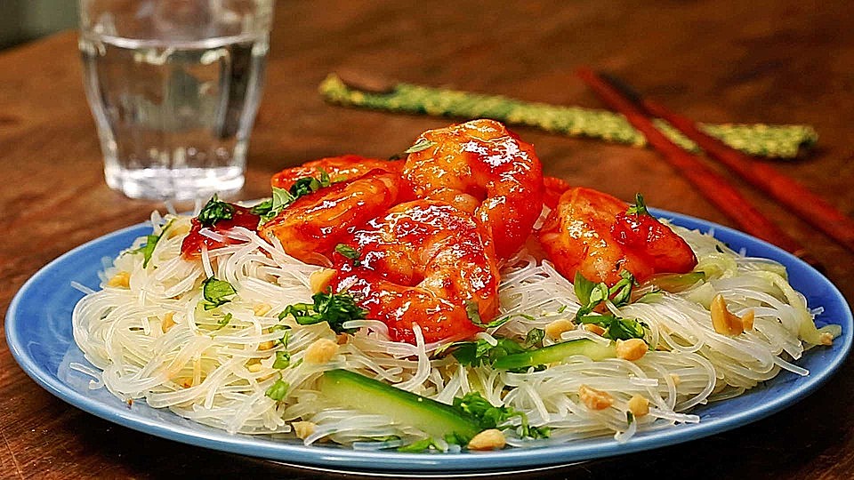 Süß-saure Garnelen auf Glasnudelsalat von Chefkoch-Video
