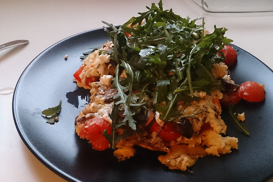 Schneller Quicheauflauf mit Pilzen, Kirschtomaten, Feta und Rucola