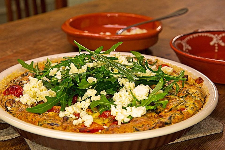 Schneller Quicheauflauf mit Pilzen, Kirschtomaten, Feta und Rucola