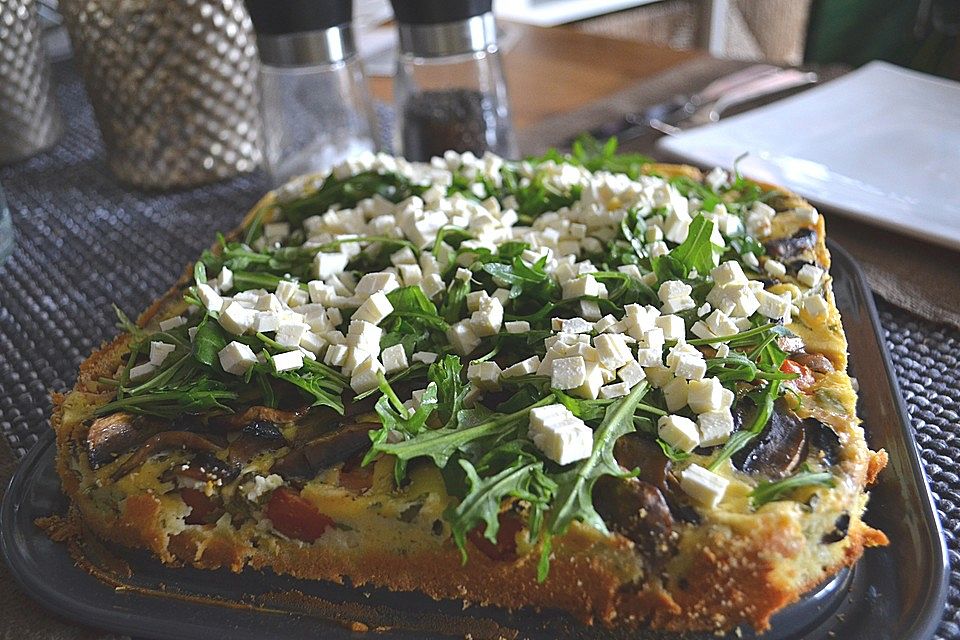 Schneller Quicheauflauf mit Pilzen, Kirschtomaten, Feta und Rucola