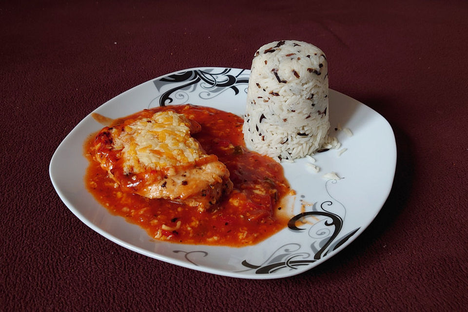 Überbackene mexikanische Hühnerbrüste mit Salsa-Sauce