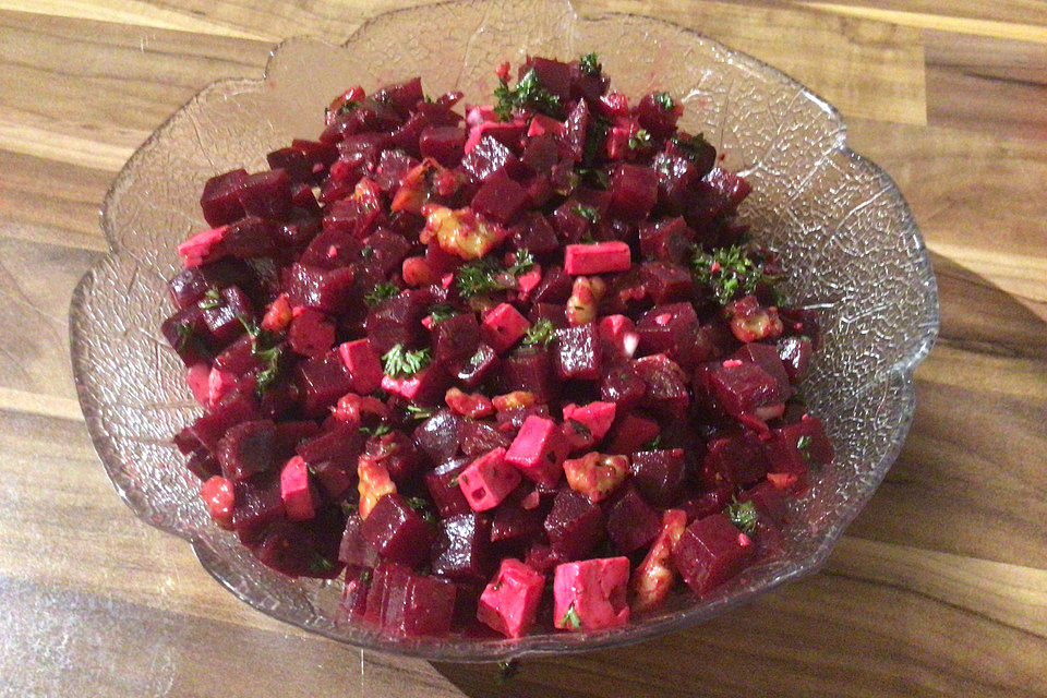 Rote Bete Salat mit Feta und Walnüssen