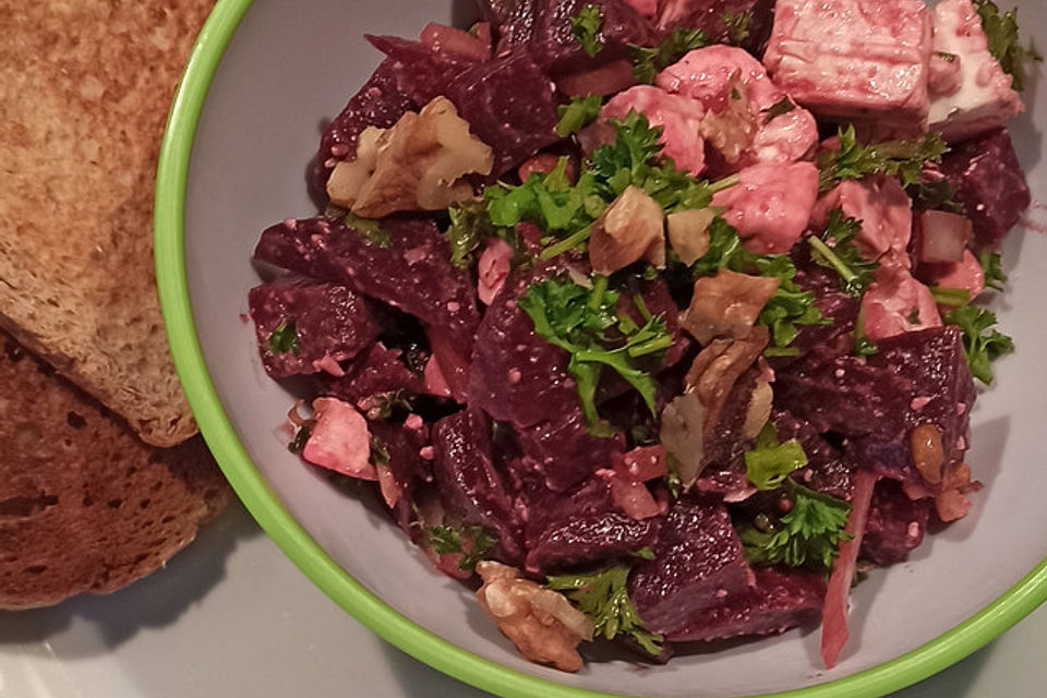 Rote Bete Salat mit Feta und Walnüssen