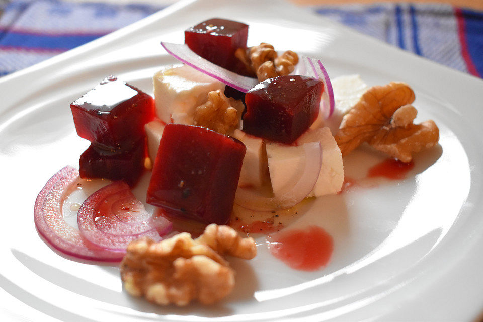 Rote Bete Salat mit Feta und Walnüssen