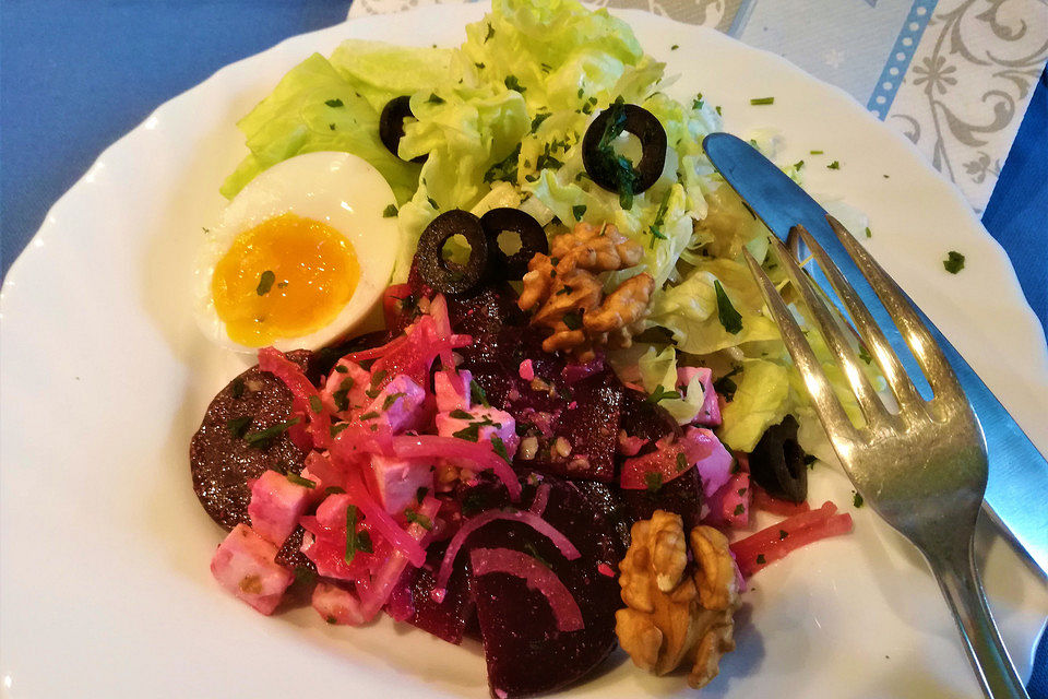 Rote Bete Salat mit Feta und Walnüssen