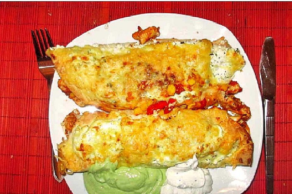 Hähnchenenchiladas mit selbstgemachter Guacamole und Sour Creme