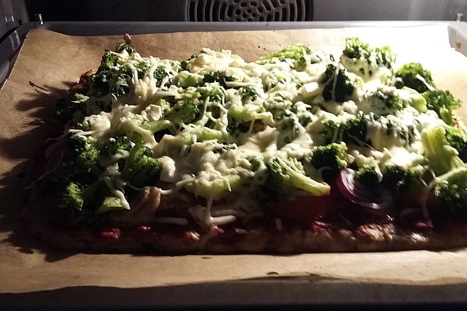 Mediterrane Thunfischpizza ohne Mehl