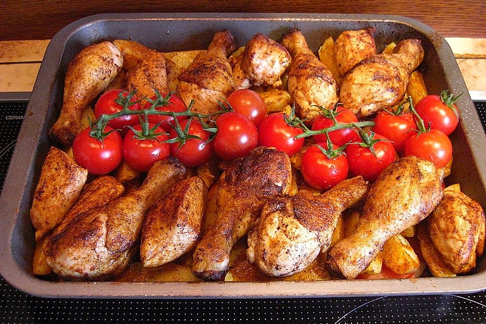 Hähnchen auf Kartoffeln, Zwiebeln und Tomaten