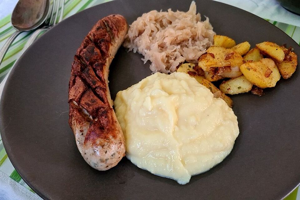 Sauerkraut mit Kartoffel-Sellerie-Püree, Seitanwürstchen und gebratenen Zwiebeln