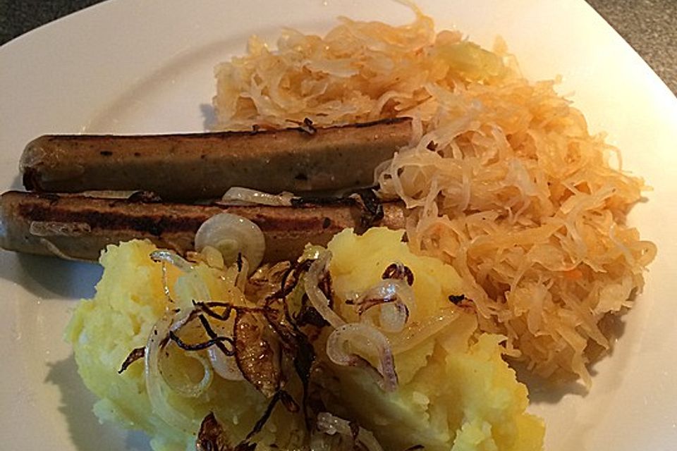 Sauerkraut mit Kartoffel-Sellerie-Püree, Seitanwürstchen und gebratenen Zwiebeln