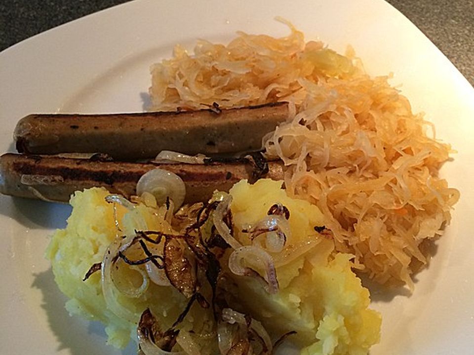 Sauerkraut-mit-Kartoffel-Sellerie-P-ree-Seitanw-rstchen-und-gebratenen-Zwiebeln