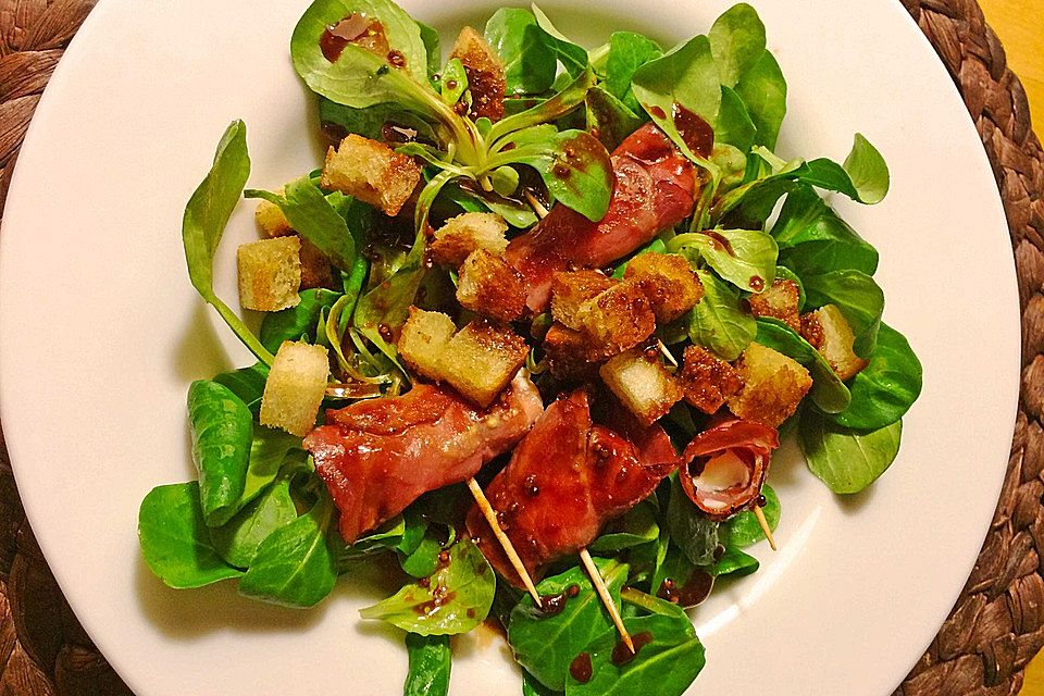 Feldsalat mit Dattel-Vinaigrette und Feta im Schinkenmantel