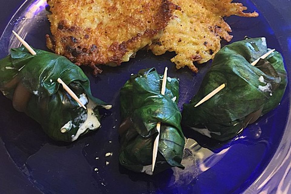 Mangoldröllchen mit Ziegenkäse-Hackfleisch-Füllung an Kartoffel-Mangold-Rösti