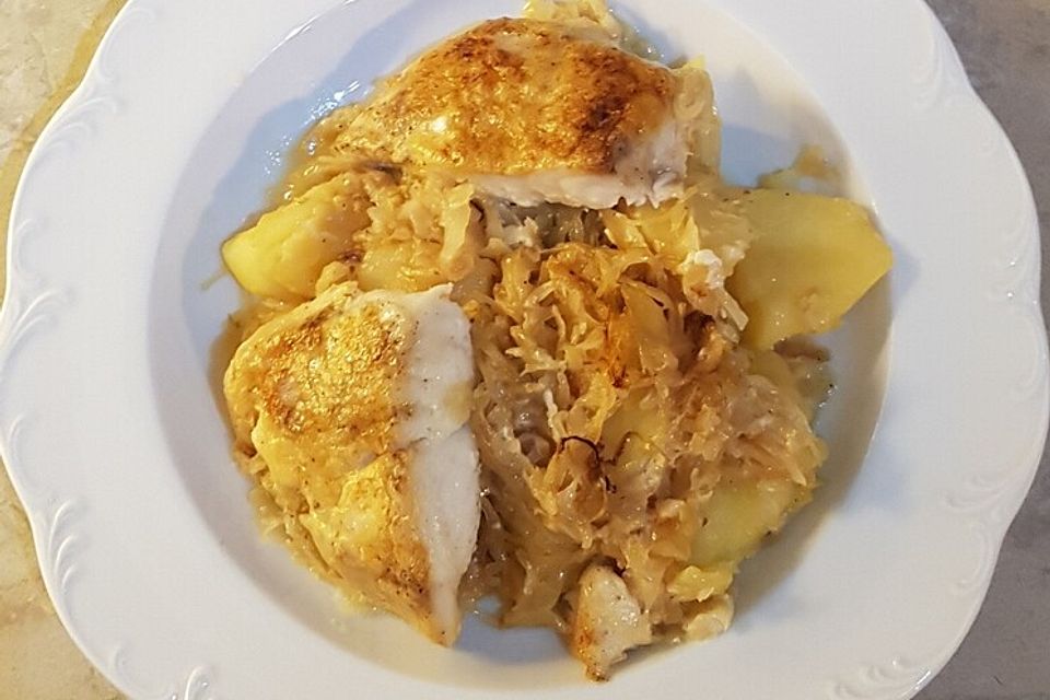 Fischfiletauflauf mit Sauerkraut und Kartoffeln