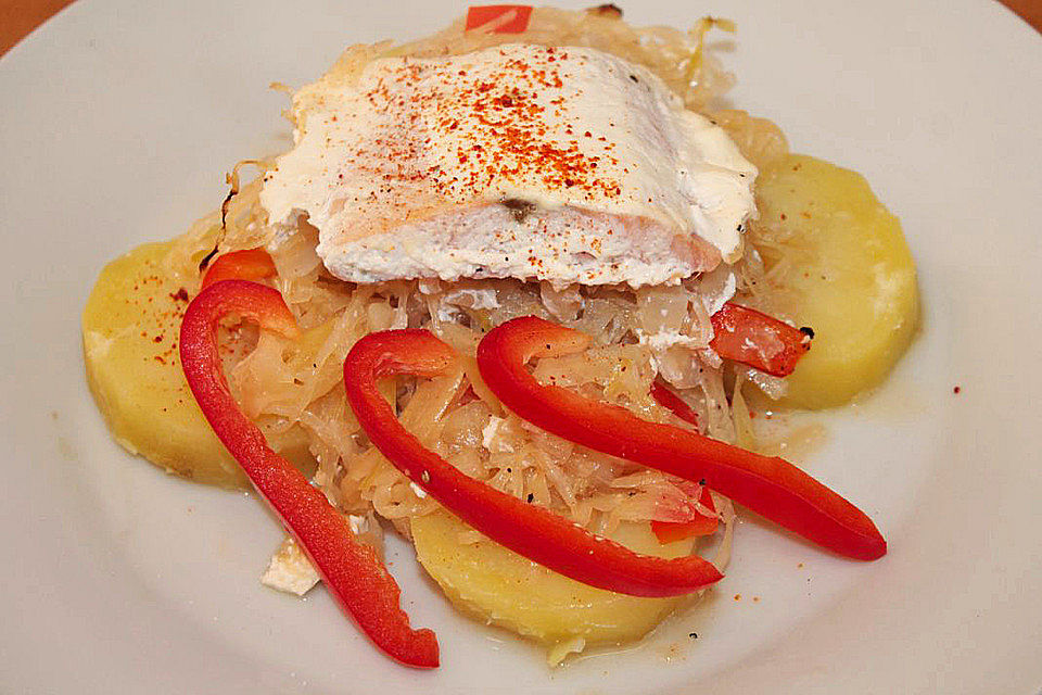 Fischfiletauflauf mit Sauerkraut und Kartoffeln