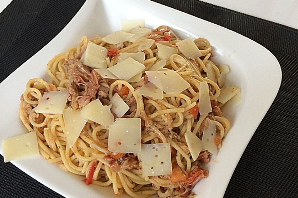 Spaghetti aglio e olio mit Thunfisch und Serrano-Schinken