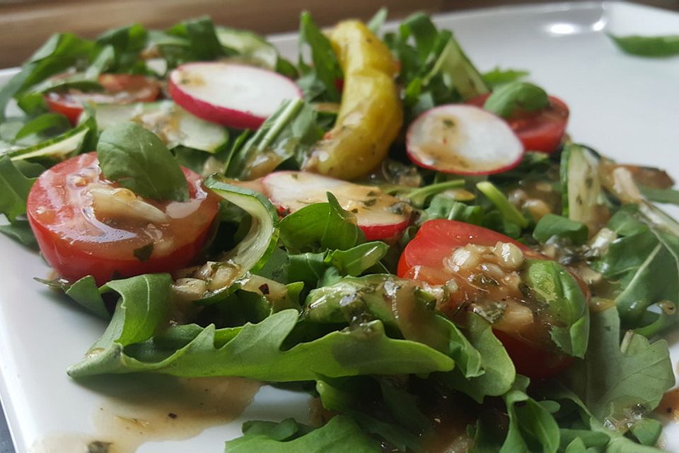 Rucola-Tomatensalat mit frischen Champignons