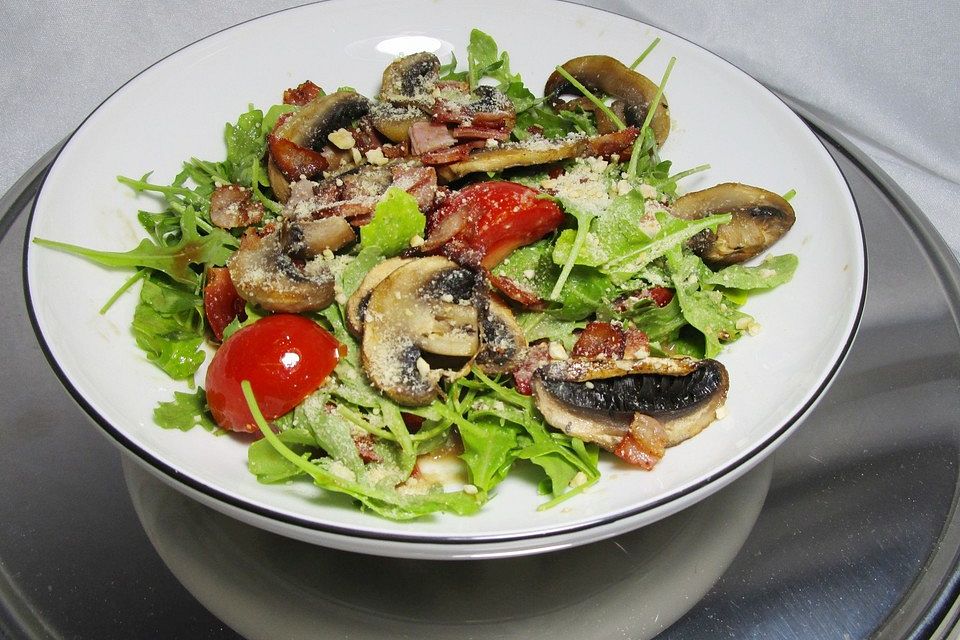 Rucola-Tomatensalat mit frischen Champignons