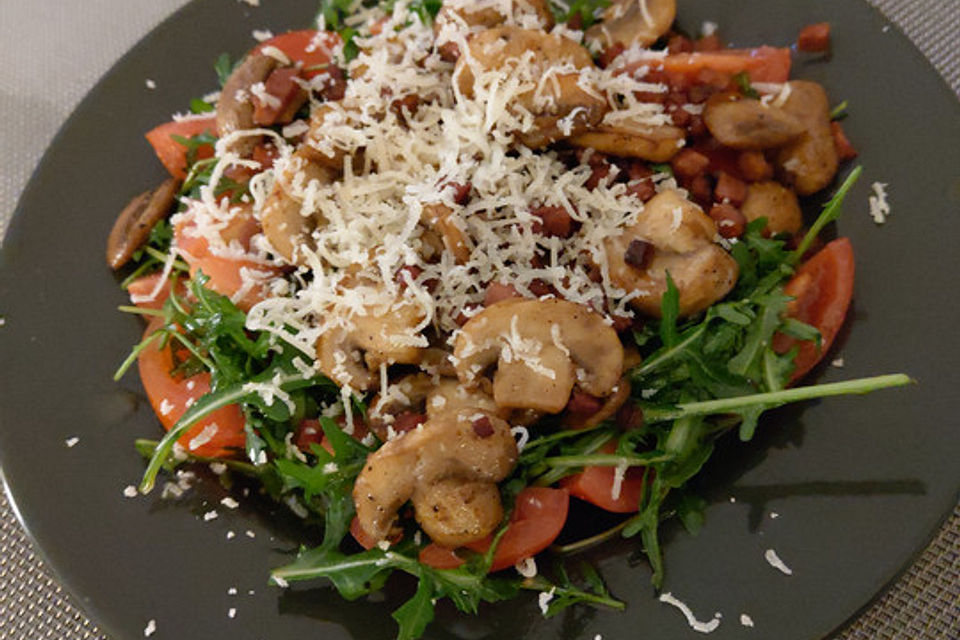 Rucola-Tomatensalat mit frischen Champignons