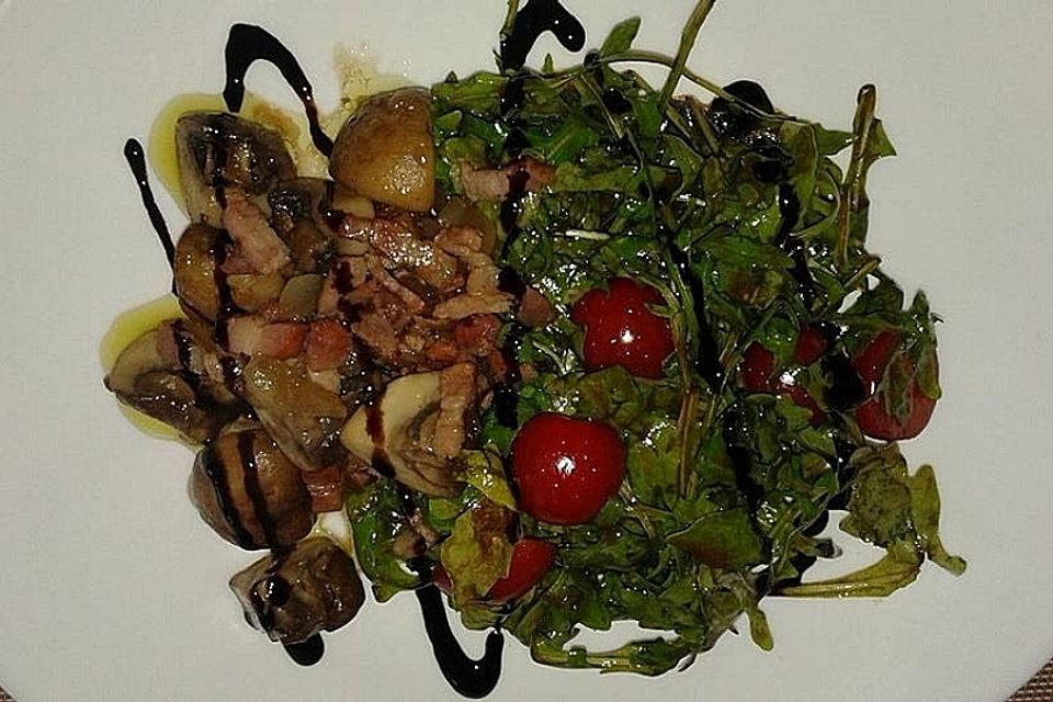 Rucola-Tomatensalat mit frischen Champignons