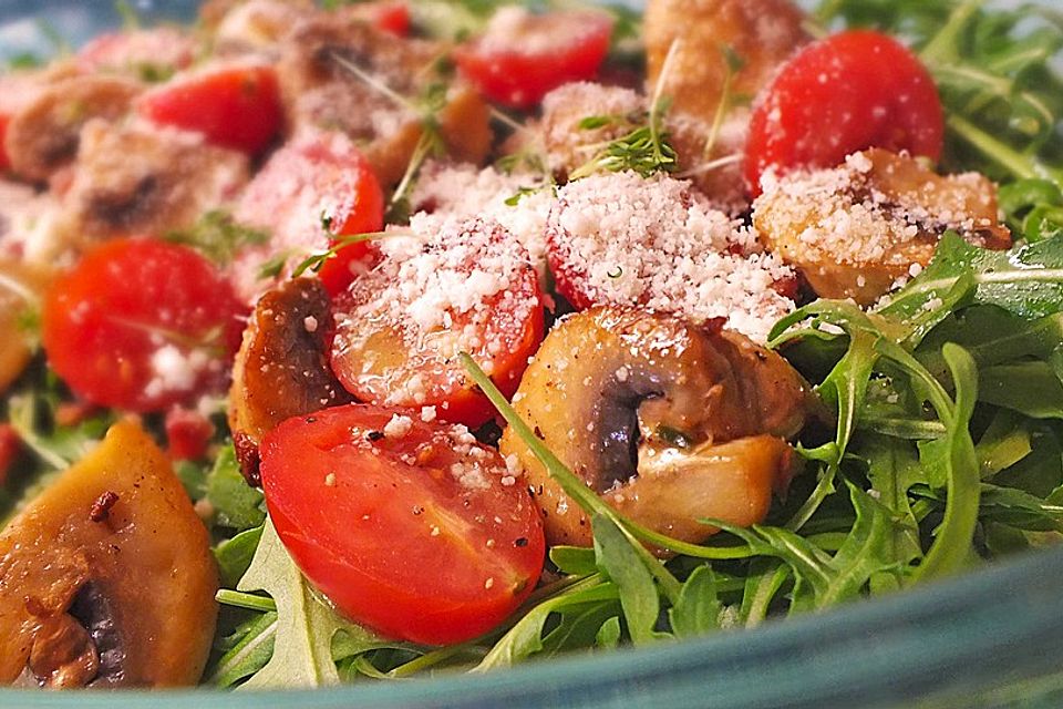 Rucola-Tomatensalat mit frischen Champignons