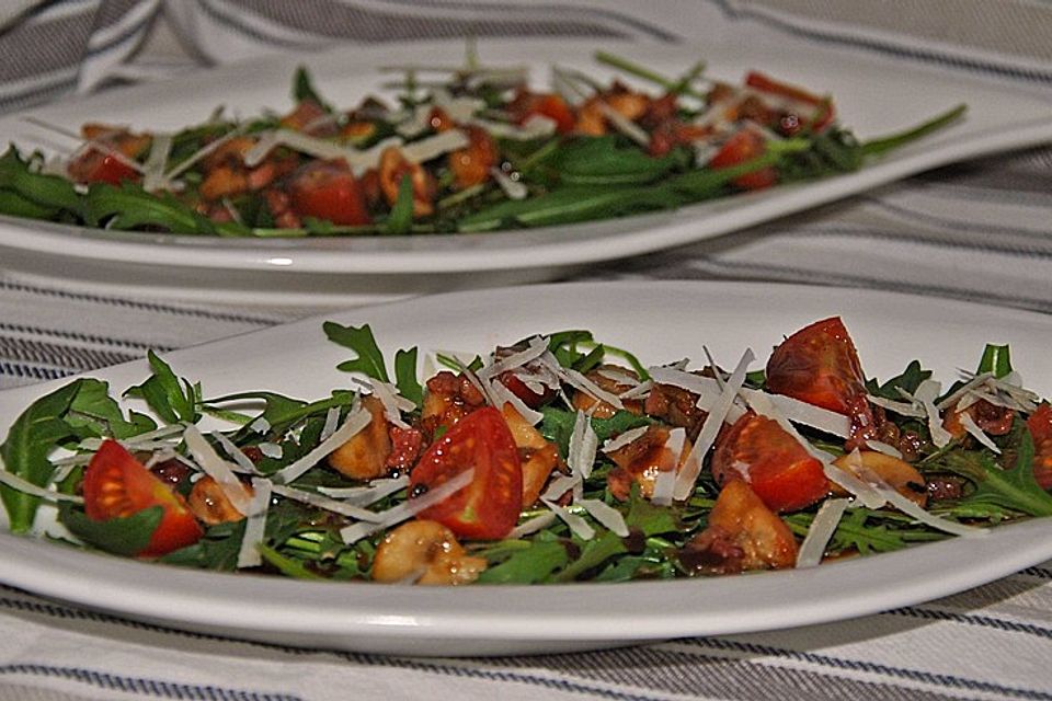 Rucola-Tomatensalat mit frischen Champignons