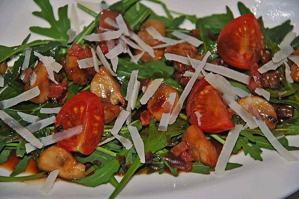 Rucola-Tomatensalat mit frischen Champignons