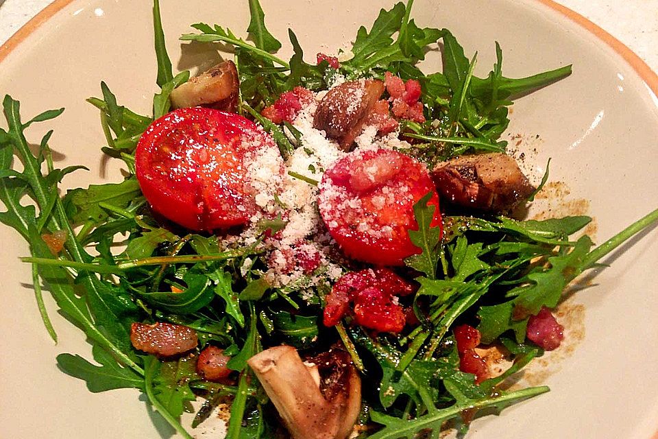 Rucola-Tomatensalat mit frischen Champignons