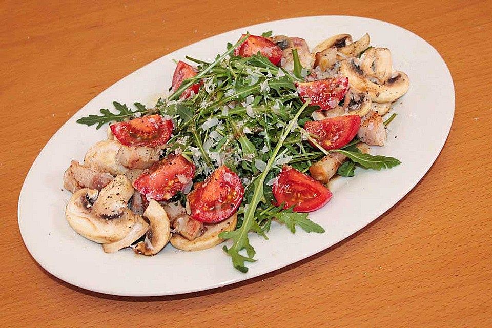 Rucola-Tomatensalat mit frischen Champignons