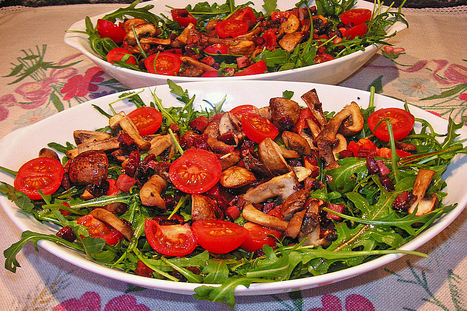 Rucola-Tomatensalat mit frischen Champignons