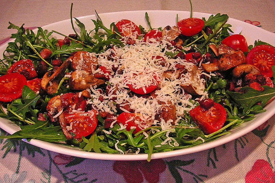 Rucola-Tomatensalat mit frischen Champignons