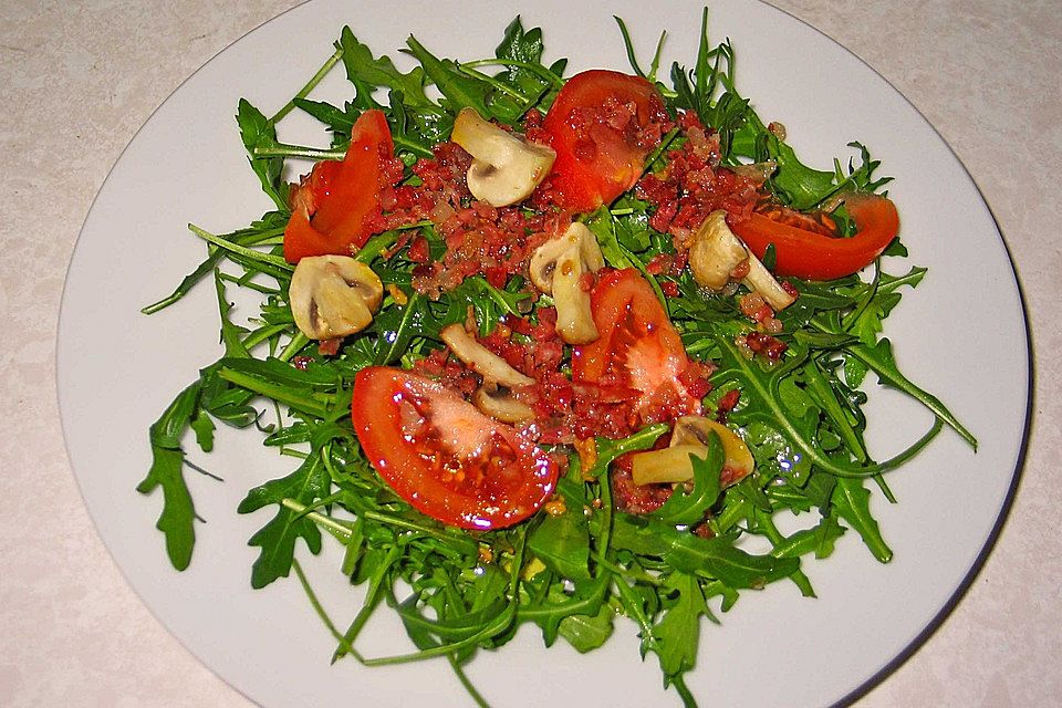 Rucola-Tomatensalat mit frischen Champignons