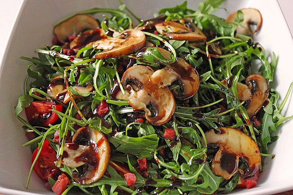 Rucola-Tomatensalat mit frischen Champignons